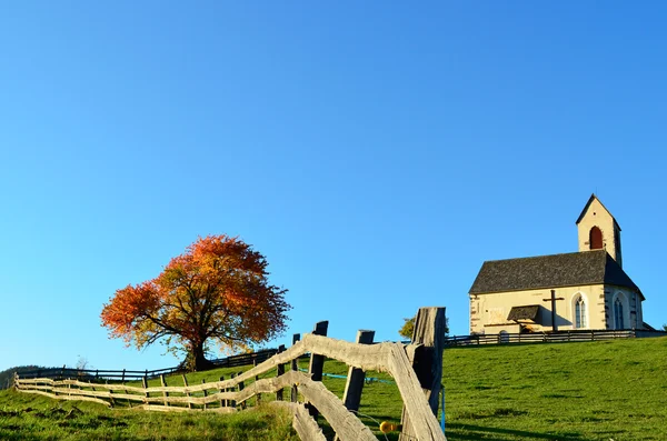 Iglesia y valla en otoño —  Fotos de Stock