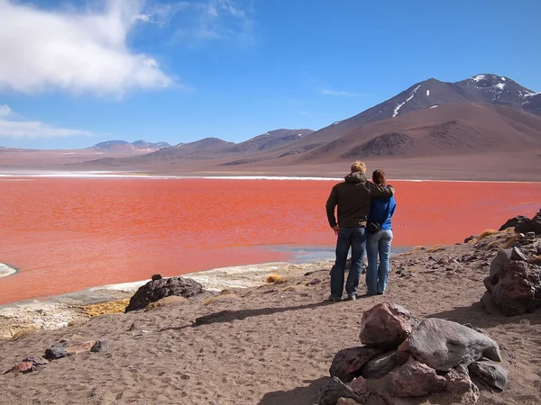 Turister på den röda lagoon — Stockfoto