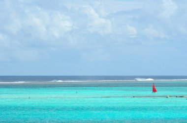 turkuaz lagün denizde yelkenli tekne