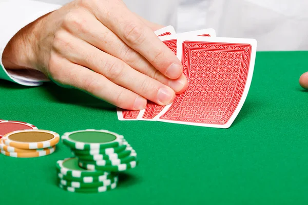 Hombre con cartas en una mesa de juego —  Fotos de Stock