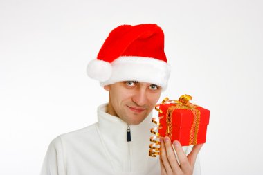 genç adam tutarak Hediyelik Noel Baba şapkası