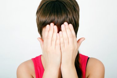 kız yüzünü iki elle kapsayan