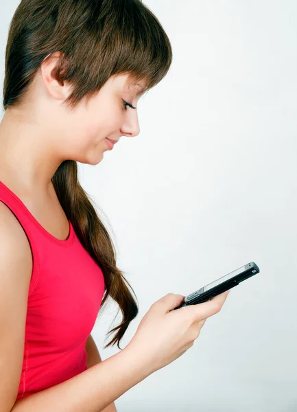 Teen flicka med en mobiltelefon — Stockfoto