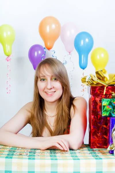 Feliz cumpleaños. Muchacha joven atractiva con regalos — Foto de Stock
