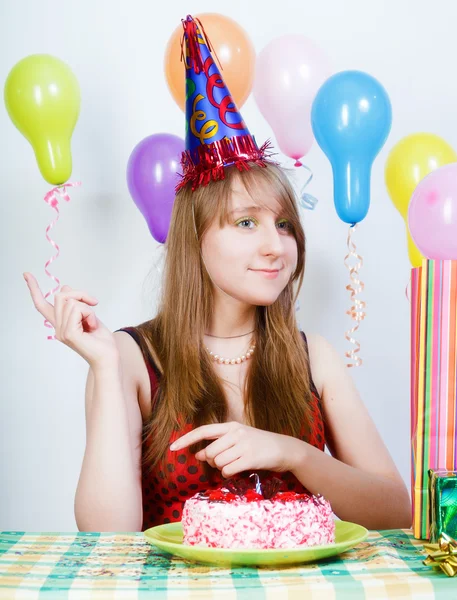 Grattis på födelsedagen. attraktiv ung flicka med tårta — Stockfoto