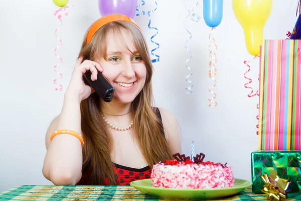 Aniversário de uma jovem. conversa telefónica — Fotografia de Stock