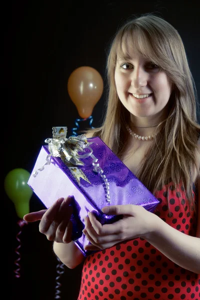 Smiling girl with a gift box — Stock Photo, Image