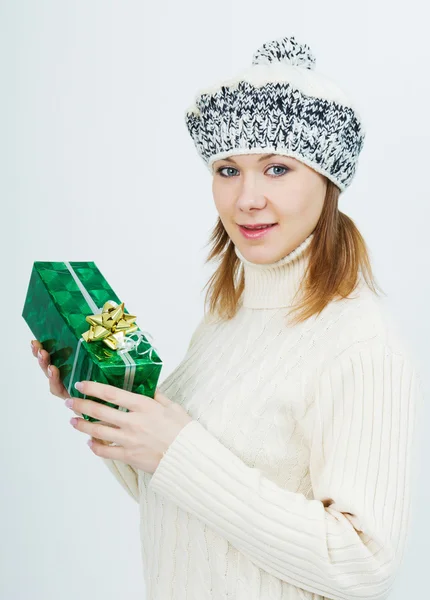 Attraktives Mädchen mit einem Geschenk in der Hand — Stockfoto