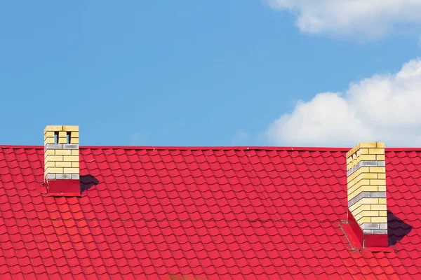 Rode dak met schoorstenen — Stockfoto