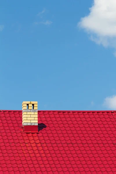Rood dak met schoorsteen — Stockfoto