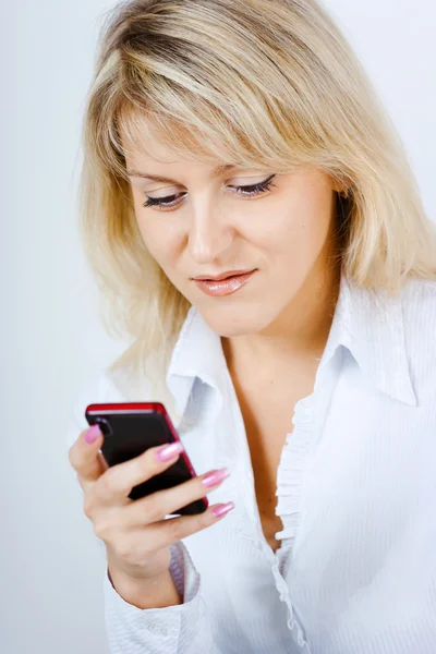 Portret blondynka z telefonu komórkowego — Zdjęcie stockowe
