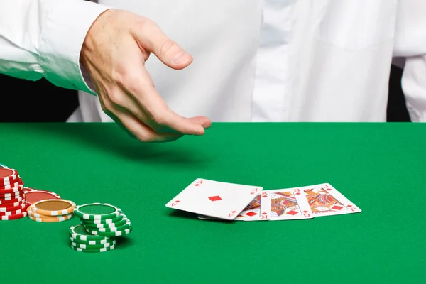 Oyuncunun eli bir oyun kartı atar — Stok fotoğraf
