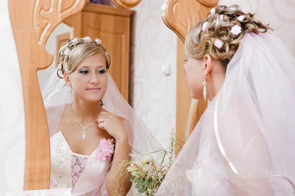 Nevěsta vypadá v zrcadle — Stock fotografie