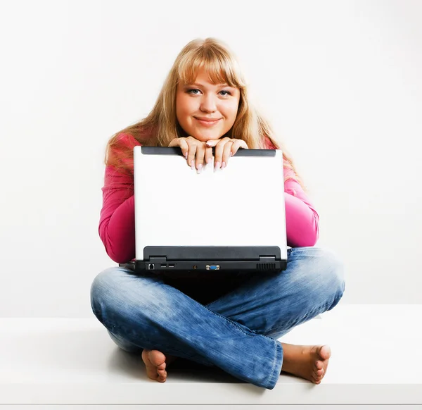 Ragazza attraente con un computer portatile — Foto Stock