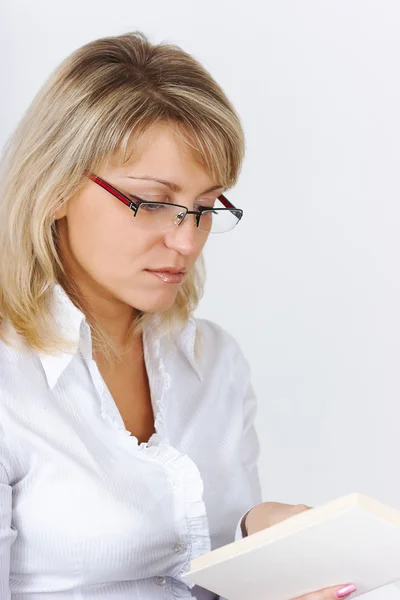 Porträtt blondin med en bok — Stockfoto