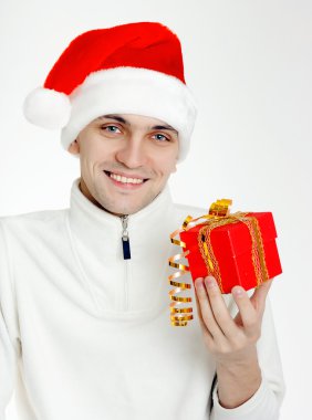 Noel hediye ile Noel Baba şapkalı bir adam