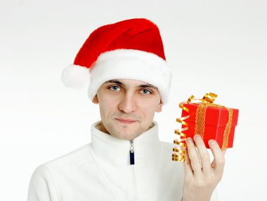 Noel hediye ile Noel Baba şapkalı bir adam