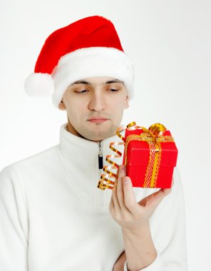 Noel hediye ile Noel Baba şapkalı bir adam