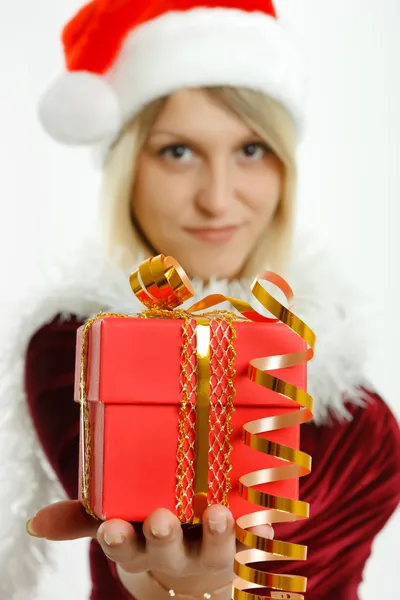 Schönes Mädchen mit einem Geschenk — Stockfoto