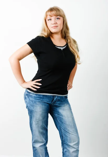 Ung kvinna i jeans med långt hår — Stockfoto