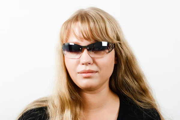 Junge Frau mit Sonnenbrille — Stockfoto