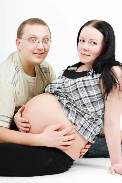 Jeune couple heureux. Mari et femme enceinte — Photo