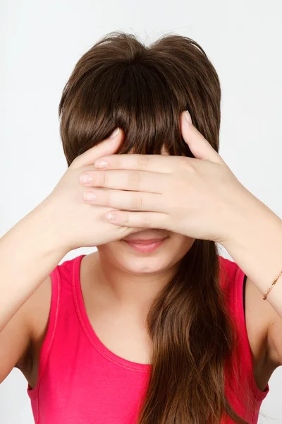 Jovem menina atraente fecha os olhos — Fotografia de Stock