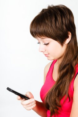 genç bir kız sms yazıyor