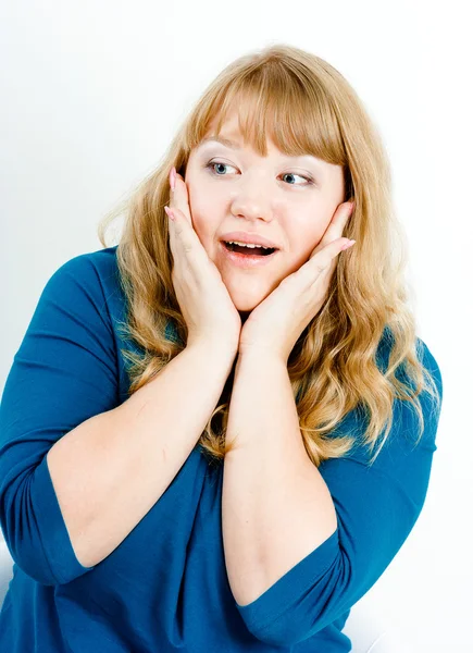 Ritratto di una giovane donna bionda sorpresa — Foto Stock