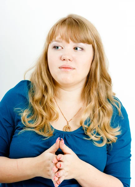 Portrait d'une jeune femme blonde sérieuse — Photo