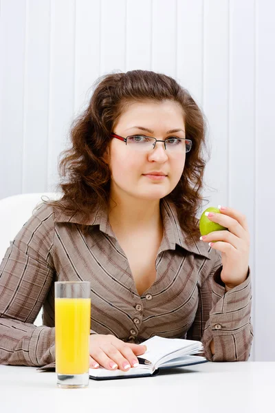 Young woman in office — Stock Photo, Image