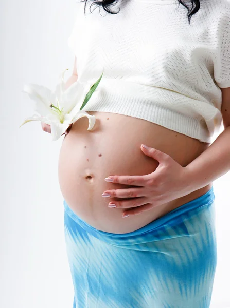 Eine schwangere junge Frau — Stockfoto
