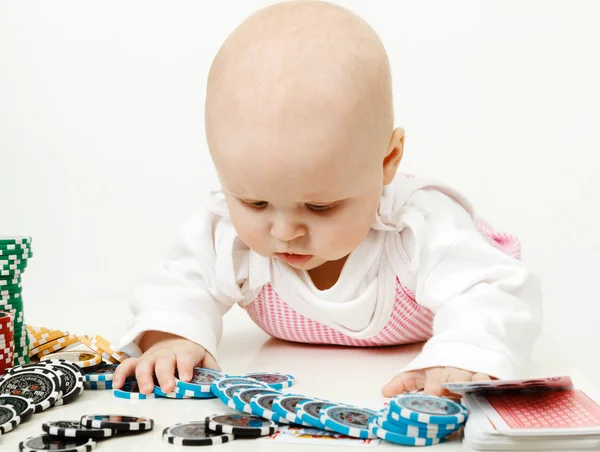 Bebé jugando con patatas fritas — Foto de Stock