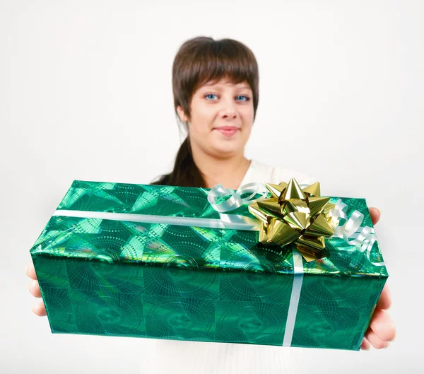 Mujer joven con regalo empaquetado — Foto de Stock