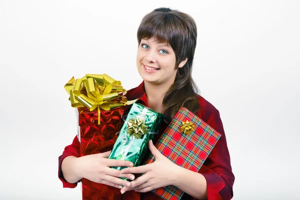 Mujer joven con regalos empaquetados — Foto de Stock