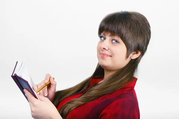 Jeune femme avec un bloc-notes et un stylo — Photo