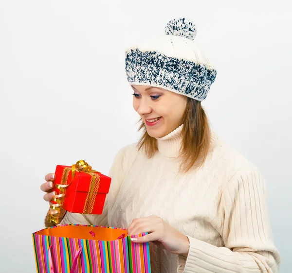 Joven hermosa mujer con regalos — Foto de Stock