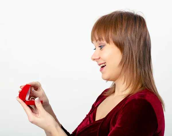 Young woman opens the ring box — Stock Photo, Image