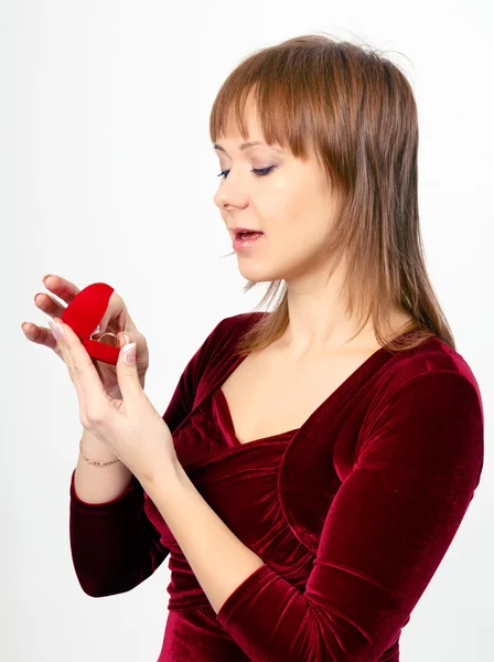 Young woman opens the ring box — Stock Photo, Image