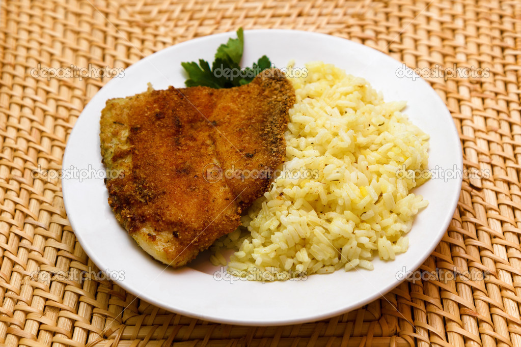 tilapia empanizado frito servido con arroz — Foto de stock © pzRomashka