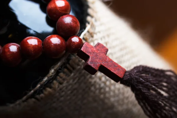 Rosário de madeira com uma cruz — Fotografia de Stock