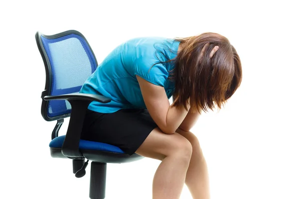 Bir sandalyenin üstüne beyaz bir arka plan üzerinde üzgün ve yorgun kız — Stok fotoğraf