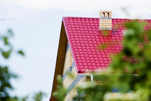 Rode dak huis op een achtergrond van de zomer hemel — Stockfoto