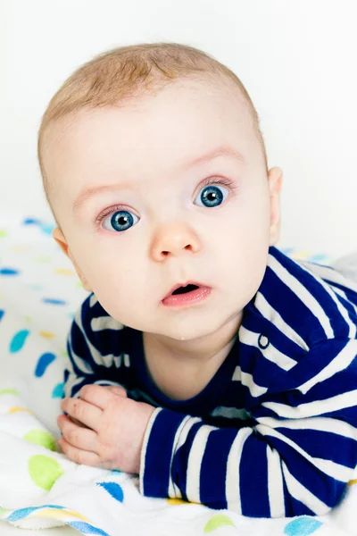 Lindo bebé con ropa a rayas acostado en una manta —  Fotos de Stock