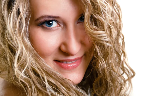 Retrato de uma bela jovem com cabelo longo loiro ondulado — Fotografia de Stock