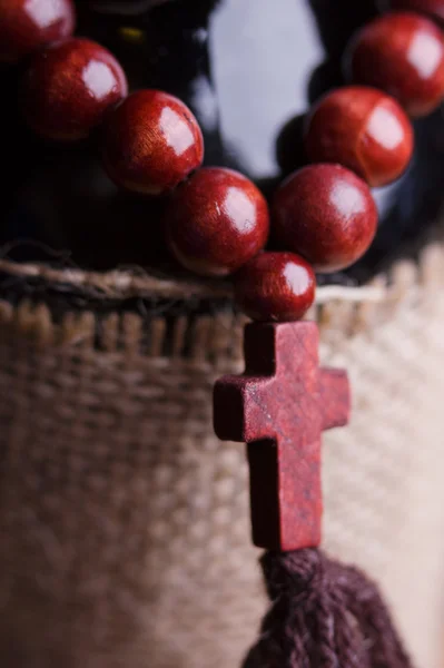 Rosário de madeira com cruz — Fotografia de Stock
