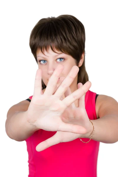 Ung vacker flicka gömmer sig bakom hennes händer. isolerade — Stockfoto