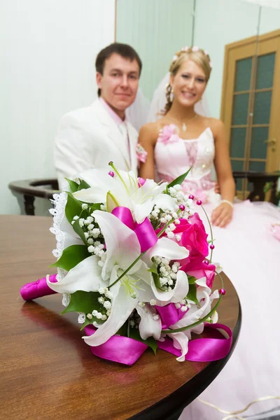 Hochzeit. Brautstrauß vor dem Hintergrund glücklicher Brautpaare — Stockfoto