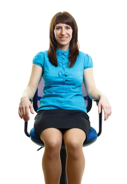 Hermosa joven sentada en una silla de oficina. aislado en whi — Foto de Stock