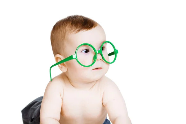 Pequeño niño con las grandes gafas graciosas. aislado en la espalda blanca — Foto de Stock